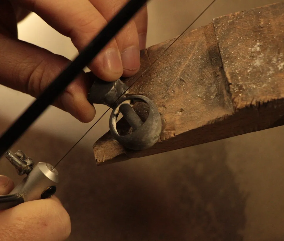 Une bague en cours de fabrication, sciée à l’établi de l’atelier