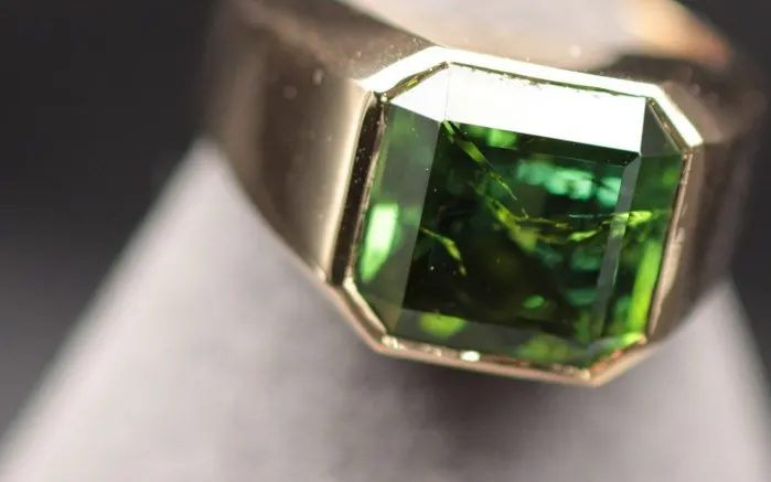 Oser une pierre de couleur pour sa bague de fiançailles