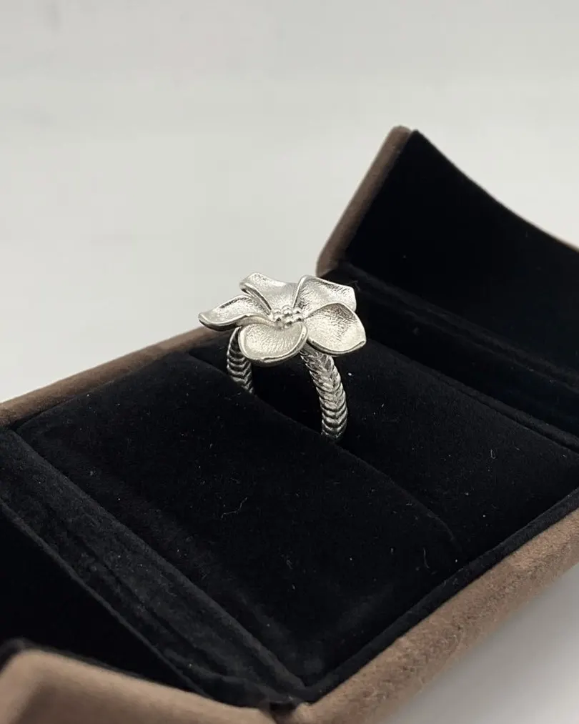 Bague fleur dans son écrin, faite à l’atelier Leydier