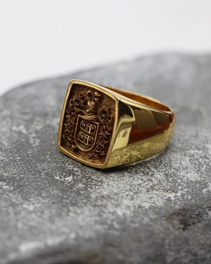 Chevalière en or gravée d’armoiries, faite à l’atelier Leydier