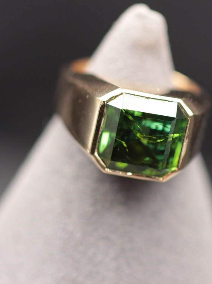 Chevalière sertie d'une tourmaline verte