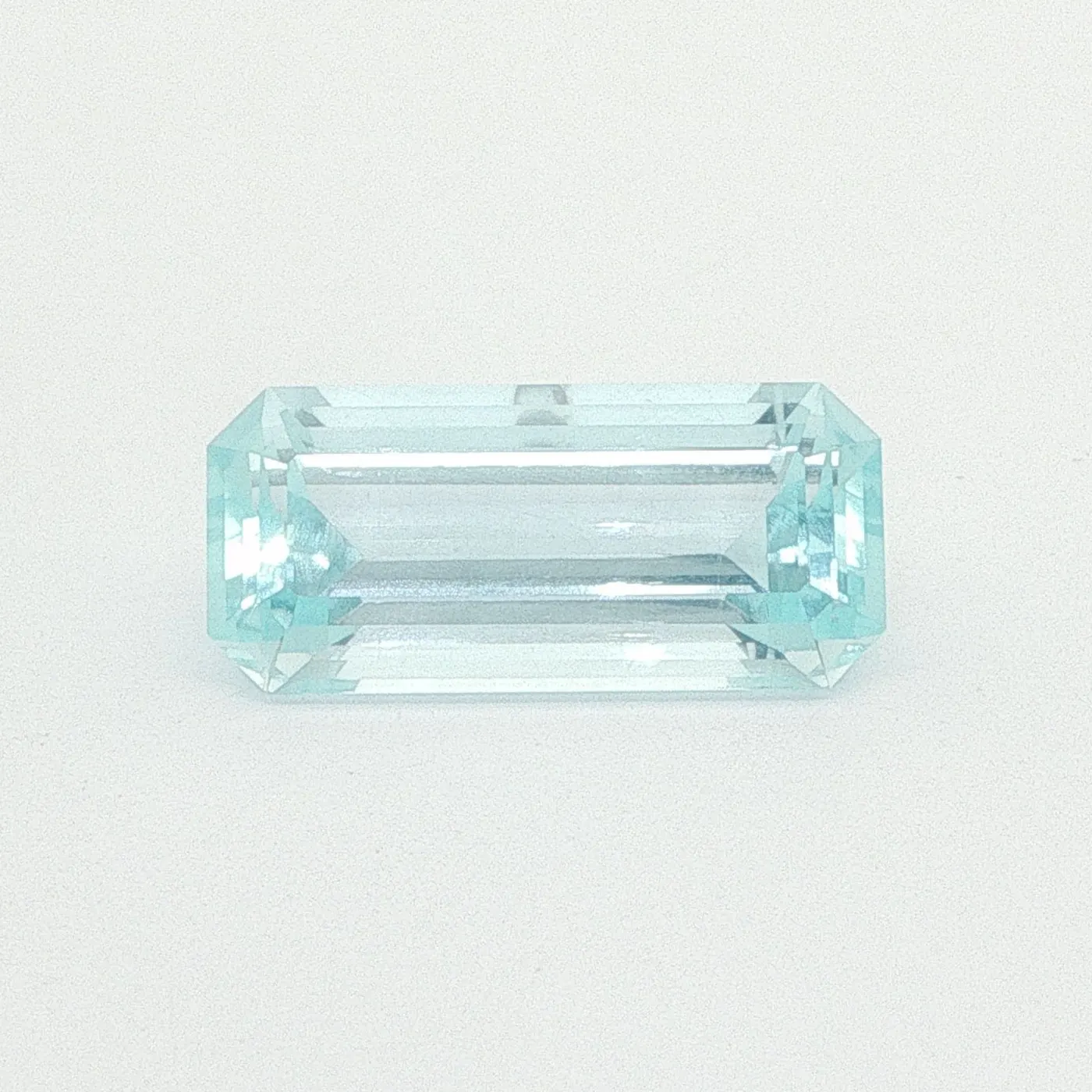 Photo de l’aigue-marine naturelle taille émeraude 8,32 ct
